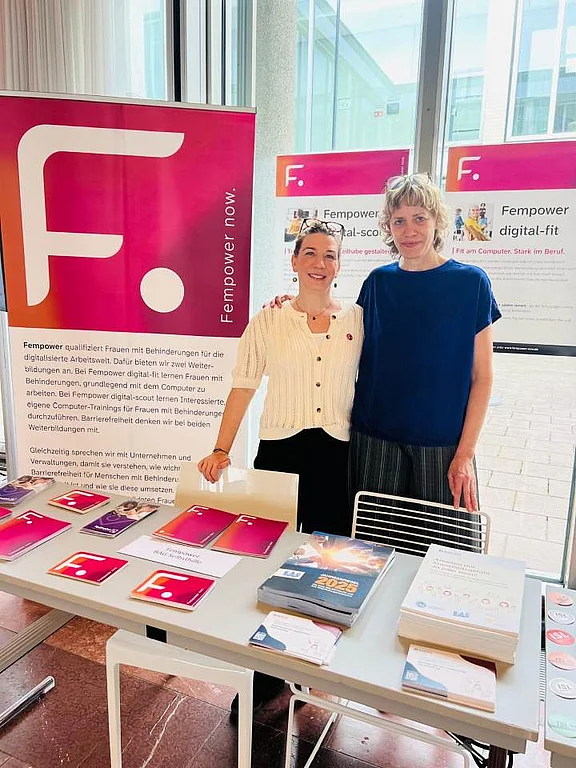 Fempowe-Team am Projektstand